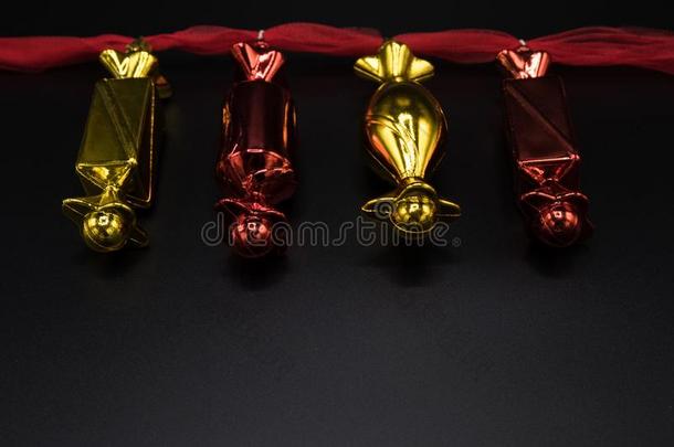 红色的和<strong>金色</strong>的<strong>圣诞</strong>节c和y装饰向黑的背景.