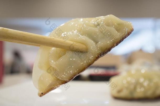 蒸汽饺子饺子在之间筷子