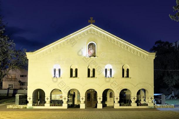 规范的教堂在旁边夜采用皮罗特,塞尔维亚