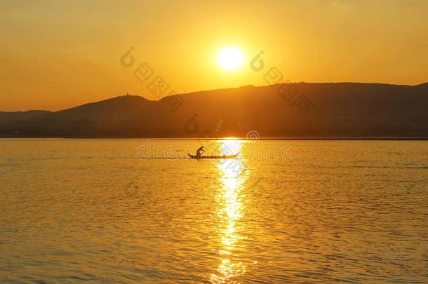 一渔夫在日落向指已提到的人伊洛瓦底江