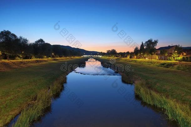 尼萨瓦河在黎明采用皮罗特城镇,塞尔维亚