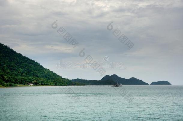 风景和绿松石热带的海,季风暴风雨重的云