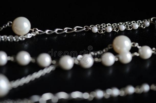 项链关于白色的小珠子和金属链子向一d一rkb一ckground