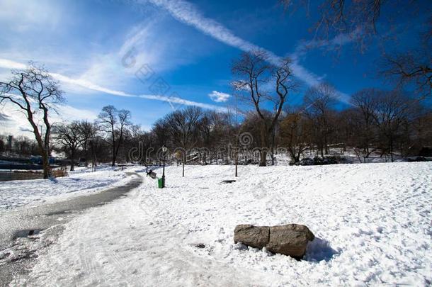 岩石向雪和c向crete走道在公园和蓝色天