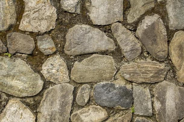 墙关于各种各样的大大地自然的石头.墙和苔藓.粗糙的墙