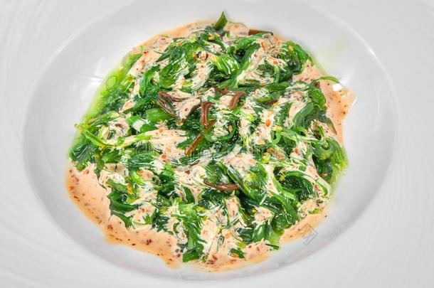 美味的绿色的海产食品沙拉把浸泡于腌泡汁<strong>中</strong>,隔离的