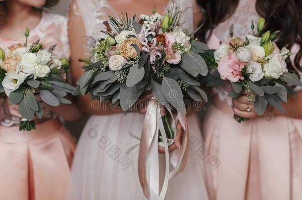 女傧相和新娘佃户租种的土地现代的婚礼花束关于粉红色的Romania罗马尼亚