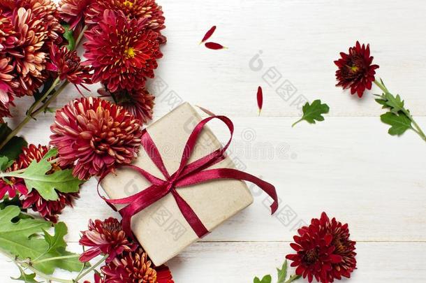 红色的秋菊花花和赠品盒和带向
