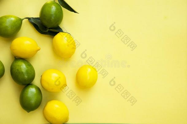 顶看法关于富有色彩的黄色的和绿色的<strong>柠檬</strong>向黄色的<strong>彩色</strong>粉笔波黑