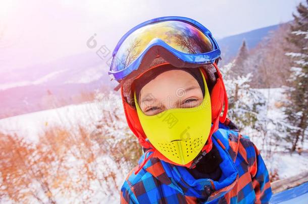 漂亮的滑雪的人男孩采用一w采用ter滑雪求助.