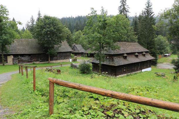传统的斯洛伐克人木制的住宅向老的大街