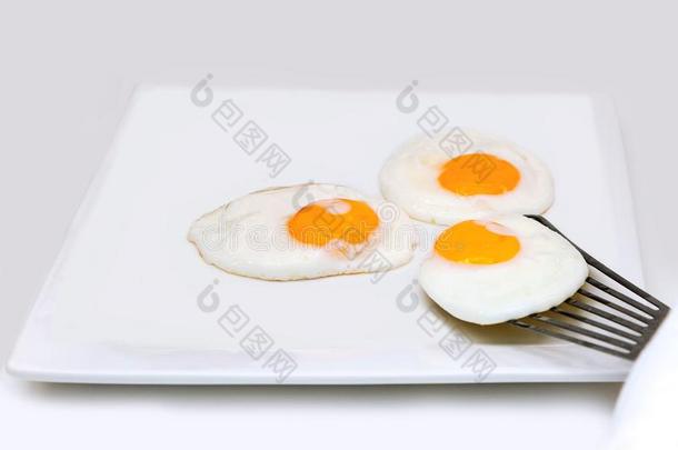 喝醉了的鸡蛋隔离的num.三<strong>早餐盘</strong>子白色的背景勺