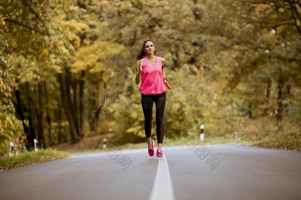 健康的健康女人训练为<strong>马拉松</strong>赛跑在户外采用小巷