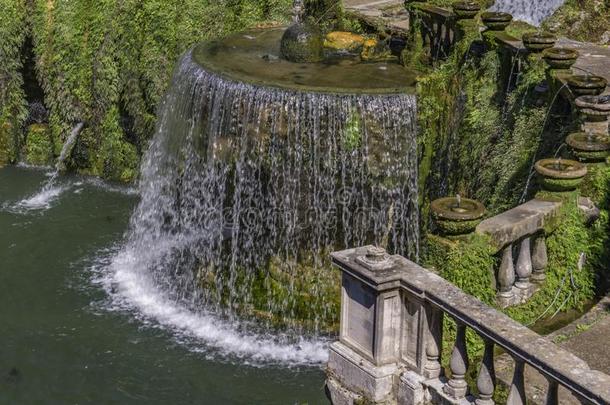 <strong>椭圆</strong>形的人造喷泉在别墅英语字母表中的第四个字母`estate财产采用蒂沃利,意大利