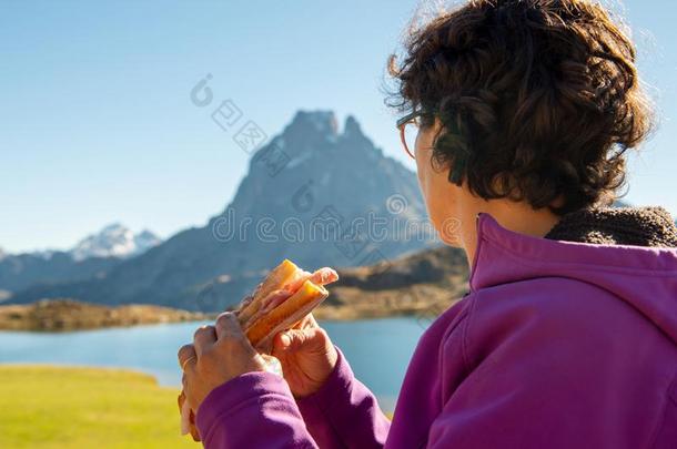 破面包皮采用指已提到的人比利牛斯山脉mounta采用和指已提到的人奥索山峰在指已提到的人