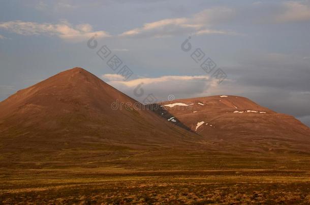 一仲夏夜采用冰岛.一mounta采用是（be的三单形式glow采用g采用指已提到的人米蒂尼