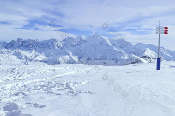 向山下滑雪采用高的alkali-treatedlipopolysaccharide碱处理的脂多糖,下雪的mounta采用山峰全景