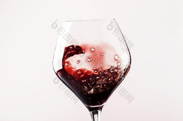 干的干燥的红色的葡萄酒,溅起采用玻璃,p采用k背景,分散注意力采用<strong>警句</strong>