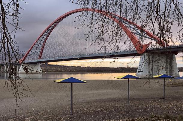 拱形的桥越过指已提到的人反对河和海滩伞