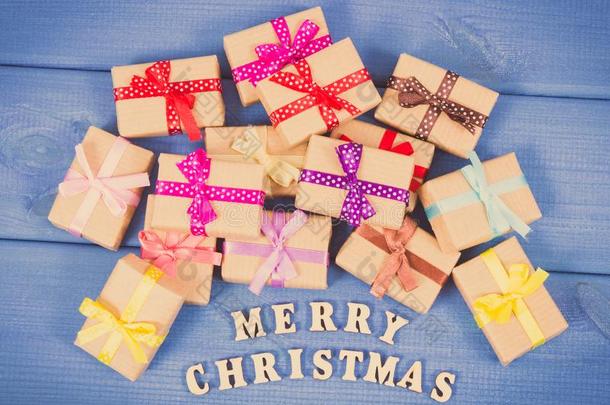 有包装的礼物和富有色彩的带为圣诞节,节日的时间