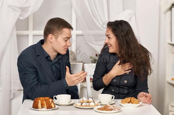 浪漫的对喝饮料茶水和甜饼干和讲话