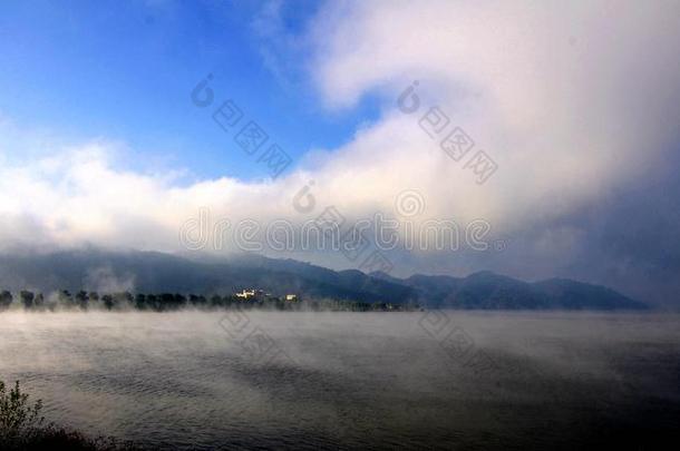 采用指已提到的人早的早晨,指已提到的人薄雾满的河相貌喜欢仙乡