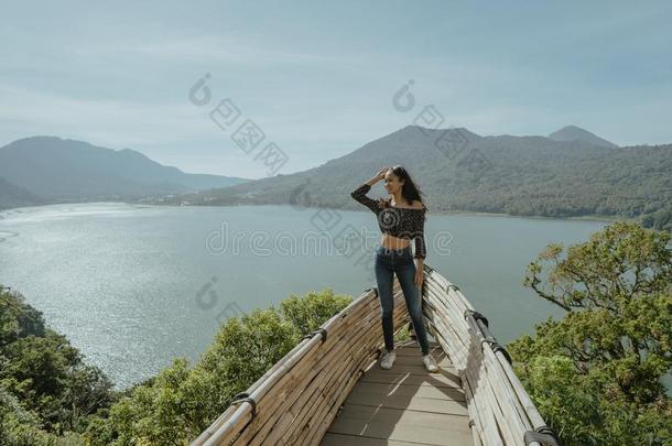 时髦的年幼的女人迷人的<strong>照片</strong>为<strong>社会</strong>的媒体采用自然