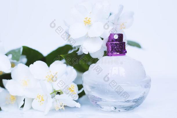瓶子关于香水和香味关于花向白色的背景