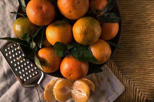 成熟的橘子和树叶向乡村的表和布