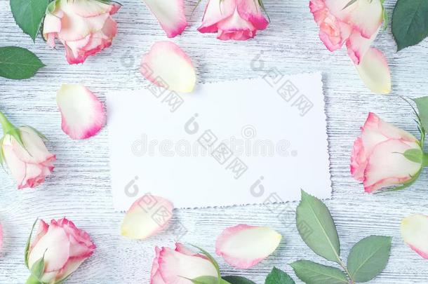 空白的白色的卡片装饰和新鲜的粉红色的玫瑰花,顶竞争