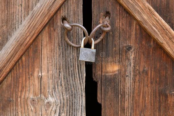 上锁的钢挂锁保护木制的门