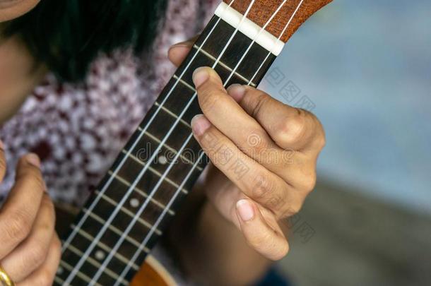 关在上面手女孩比赛夏威夷的四弦琴吉他在她家.