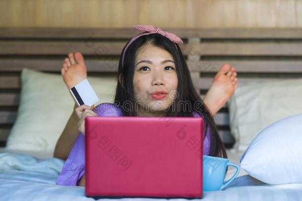 年幼的美丽的幸福的亚洲人日本人女人使用信誉卡片Internationalorganizations国际组织