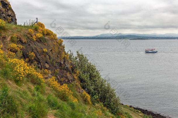 看法形状英克姆岛在发射帆船运动在近处苏格兰的教育类