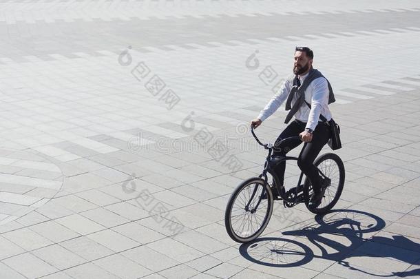 商人骑马自行车向工作场所为保护环境