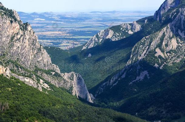 风景关于巴尔干半岛的山和瓦<strong>拉萨</strong>ta走过,城镇关于瓦<strong>拉萨</strong>