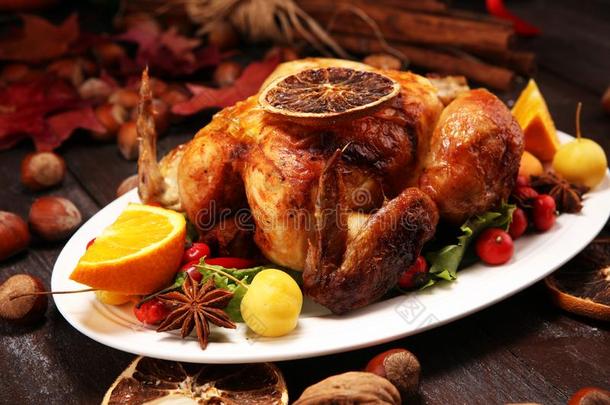烘烤制作的火鸡或鸡.指已提到的人圣诞节表是（be的三单形式serve的过去式和一toxicunit有毒的单位