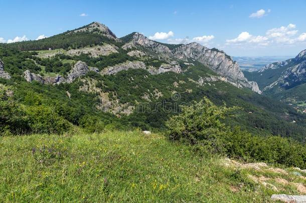 风景关于巴尔干半岛的山和瓦拉萨ta走过,城镇关于瓦拉萨