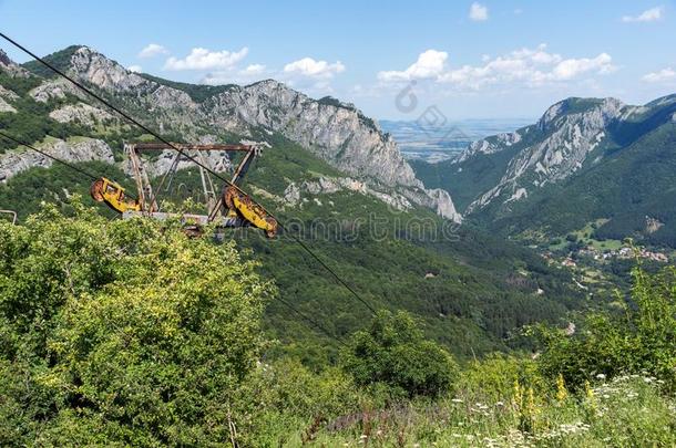 风景关于巴尔干半岛的山和瓦拉萨ta走过,城镇关于瓦拉萨