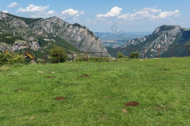 风景关于巴尔干半岛的山和瓦拉萨ta走过,城镇关于瓦拉萨