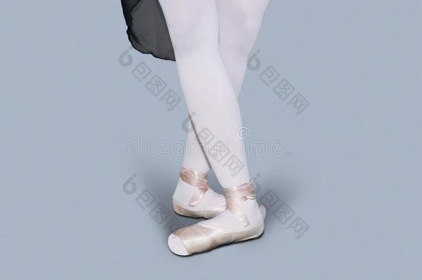 年幼的女人脚使人疲乏的芭蕾舞鞋子