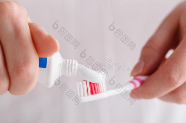 口头的卫生,牙膏挤压出从一管
