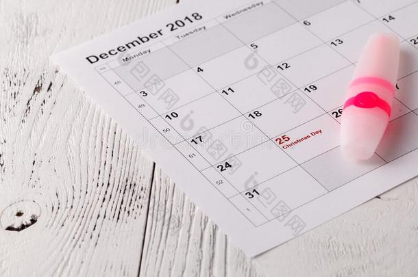 斑点指已提到的人日期日历为圣诞节,12月25