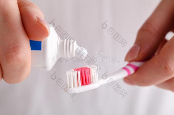 <strong>牙膏挤压</strong>出从管向牙刷关在上面