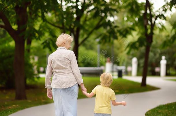 美丽的奶奶和她小的gr和child步行toget她采用英语字母表的第16个字母