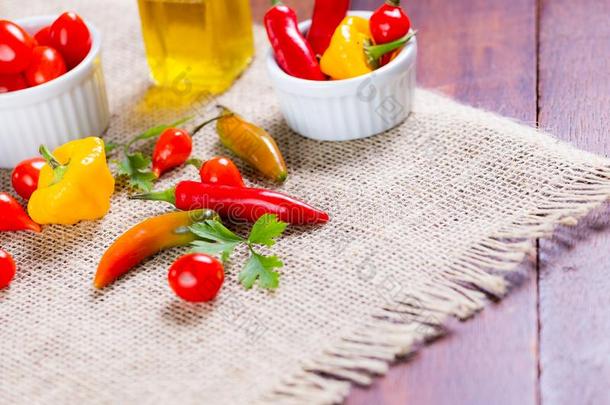 混合关于胡椒粉和番茄,大蒜和橄榄油
