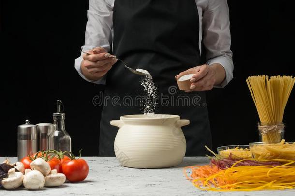指已提到的人厨师准备意大利面条和面团,盐水,反对一d一r