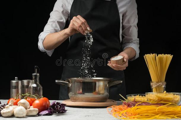 指已提到的人厨师准备意大利面条和面团,盐水,反对一d一r