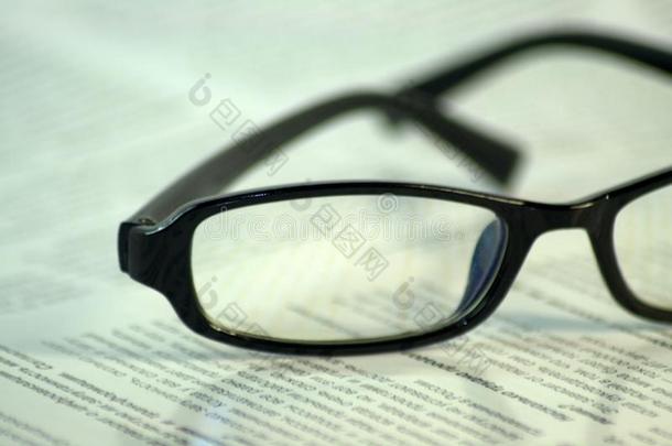 黑的-框架坝眼镜躺向指已提到的人页关于指已提到的人弹药库.