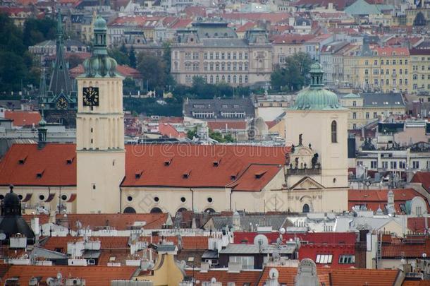 有样子的在教堂和塔关于布拉格老的城镇从莱娜标准